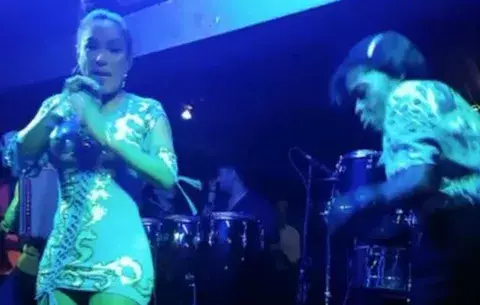 #Viral Fanática de Sandra Sandoval soltó el bastón y se puso a bailar