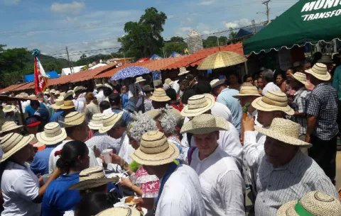 A la espera del Desfile de los Mil Sombreros, en La Pintada 
