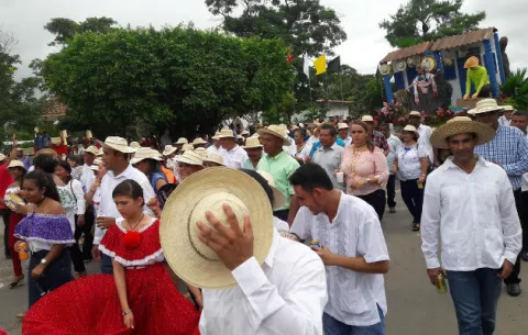 Bajo un radiante sol realizan el desfile de los Mil Sombreros