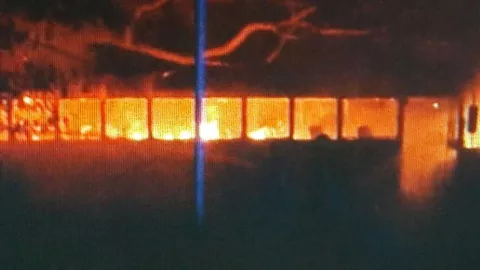 Prenden fuego a antiguo bus del colegio Ángel María Herrera de Penonomé