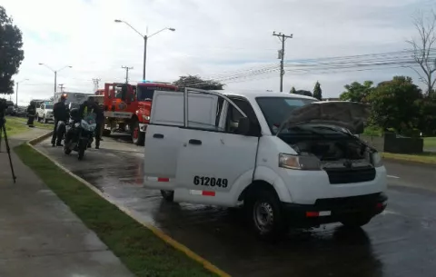Oficial de tránsito y conductores evitan que vehículo fuera consumido por el fuego 