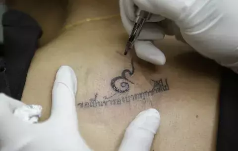 Algunos tailandeses se tatúan en honor a su rey fallecido 