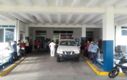 Increíble, un hombre hiere a mujer con una tijera en la espalda