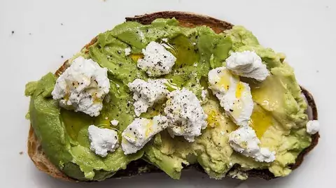 Tostadas con aguacate para explicar alto costo de viviendas en Australia