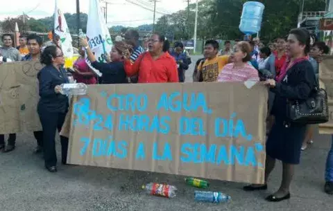 Universitarios en Bocas, salen a la calle, exigen agua potable 