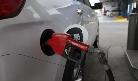Siguen a la baja los   precios de la gasolina 