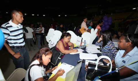 Consumidores y empresas perciben menos empleos