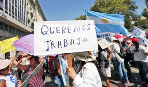 Sindicatos y Gobierno pactan evitar despidos