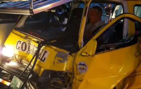 Nueve heridos deja accidente de tránsito entre bus y busito colegial