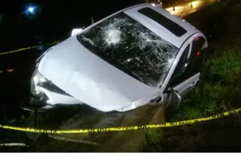 Un muerto y tres heridos tras chocar auto con alcantarilla en Guararé