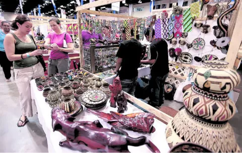  Denuncian que autoridades permiten ventas de imitaciones de lo autóctono