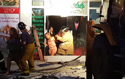Quedaron atrapados tras caer losa de edificio en Nuevo Arraiján