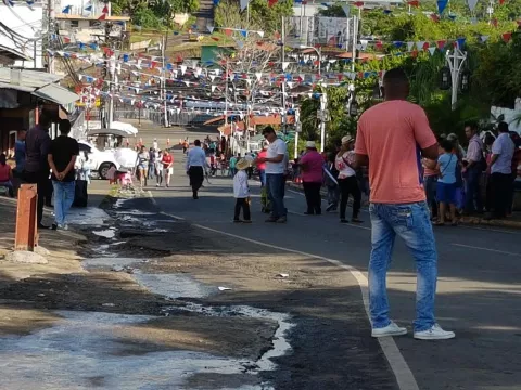 Con atrasos inician desfiles en Arraiján