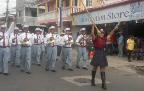 Rinden honores a la Patria con desfile en Penonomé