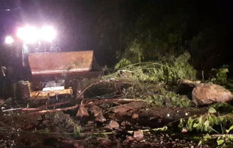 Bloqueada vía por deslizamiento de tierra en Nueva Suiza; evacúan a familias en Bambito y Las Nubes