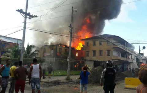 Incendio estructural en Colón 