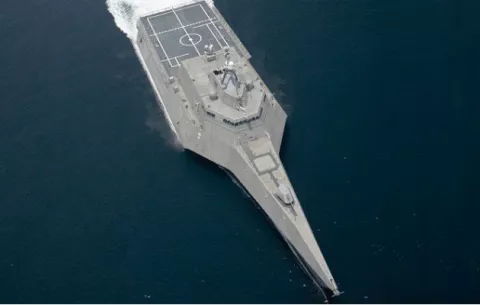 Buque de combate estadounidense sufre percance en el Canal 