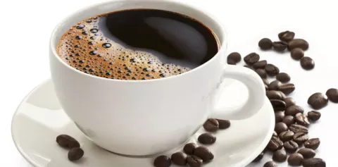 ¿Por qué no hay que lavar la taza de café en la oficina?