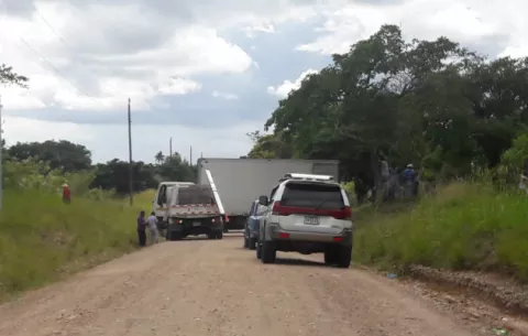 Camión del Mides obstruye vía en comunidad de El Rosario