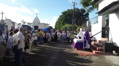 Cientos de personas acuden al cementerio municipal de David