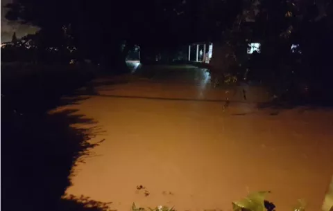 LLuvias hacen estragos en Cerro Tigre y ponen en peligro las viviendas