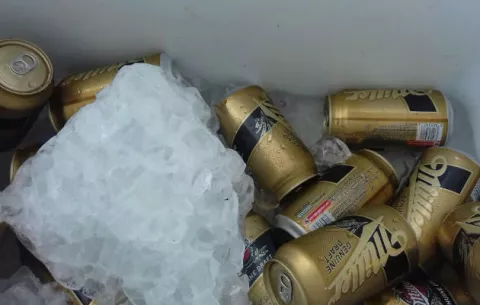 Retienen a dos personas tras decomiso de latas de cerveza en David