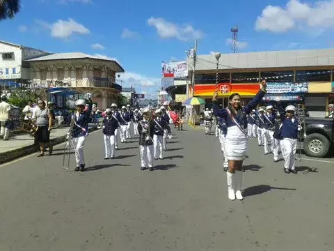 Delegaciones de todo el país desfilan en Chitré  