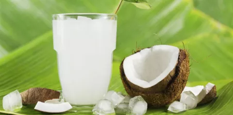 Beneficios y daños del agua de coco que debes conocer