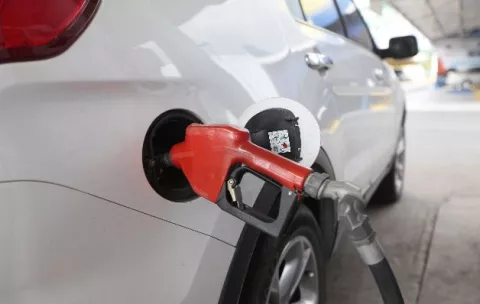 Precios de los combustibles muestran una leve baja a partir de mañana