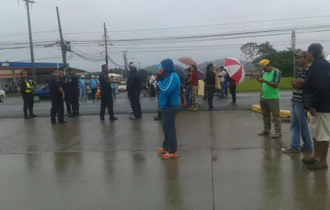 Moradores en Santiago cierran vía a pesar de la alerta en el país 