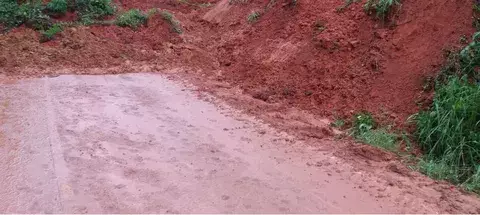 Despejan carretera Soná-Las Palmas, obstruida por deslizamiento de tierra