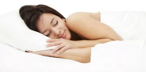 Dormir desnudo beneficia la salud