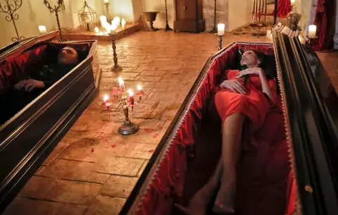 Hermanos sobreviven noche de brujas en el castillo de Drácula