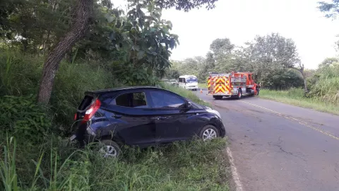 Embarazada choca contra un barranco en vía Montijo 