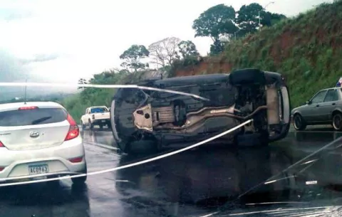 Extranjeros heridos al volcarse vehículo en la autopista en Montelimar