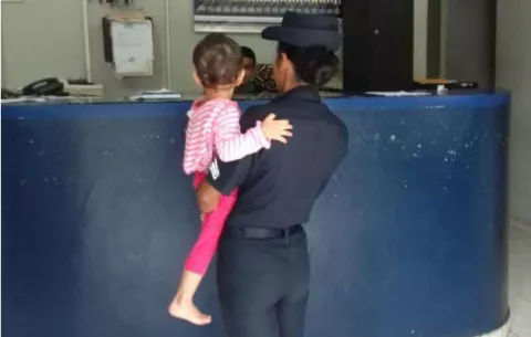 Hija de profesora desaparecida es entregada a su padre