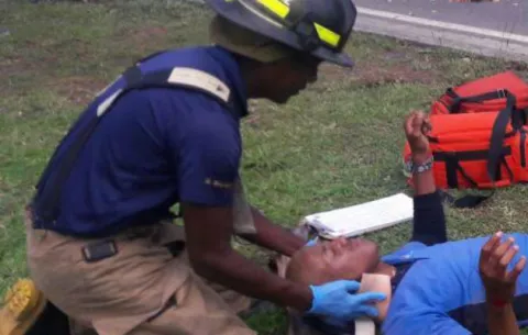 Motorizado recibe atención médica al sufrir accidente con auto 