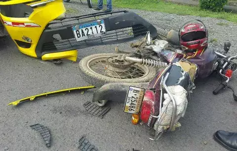 Motociclista colisiona a taxi en Changuinola 