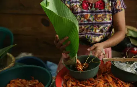 Indígenas dejan el plástico y ahora empacan en hojas de plátano