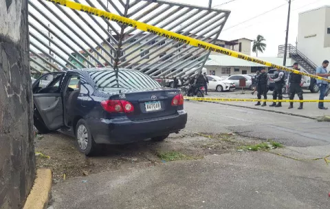 Choca el carro contra portón de la Policía Nacional en Colón 