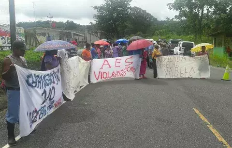 Indígenas cierran vía para exigir subsidio alimenticio