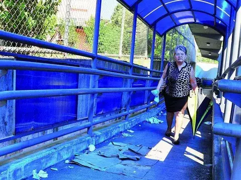 El puente peatonal de la Avenida de Los Mártires podría ser demolido