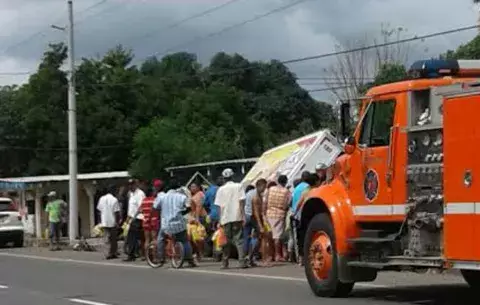 Repartidor de pan se accidenta en Santa María y se forma la rebatiña 