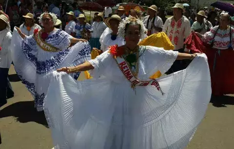 Festejan con tradicional desfile folclórico y pollera en Soná