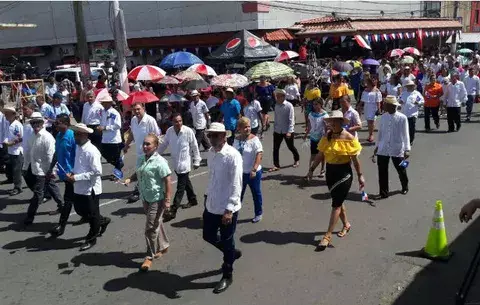 Cientos de panameños rinden honor a la patria en Santiago de Veraguas 