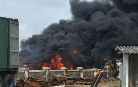 Se incendia embarcación encallada en la ciudad de Colón