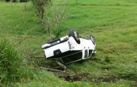 Se vuelca 'pick-up' en Volcán y conductor resulta herido