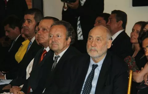 Stiglitz pide "tolerancia cero" contra paraísos fiscales y sus beneficiarios