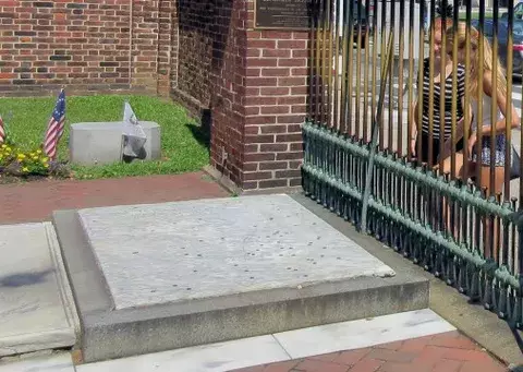 Monedas provocan una grieta en la tumba de Benjamin Franklin