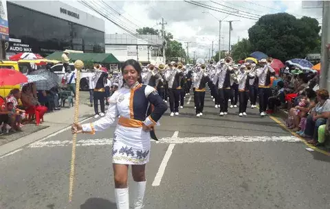Con vistoso desfile santiagueños celebraron el 3 de Noviembre